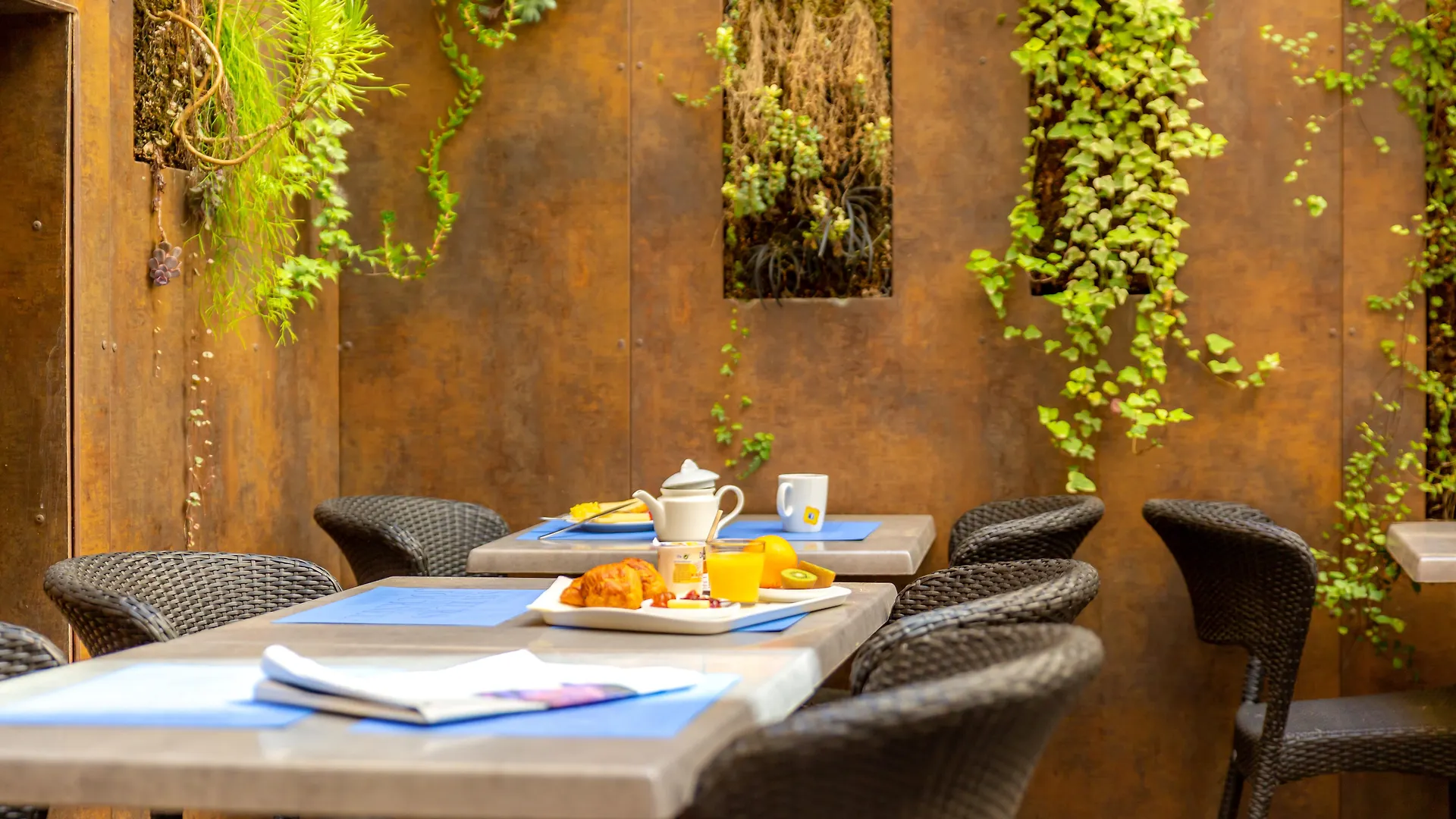 Kyriad Avignon - Palais Des Papes Hotel