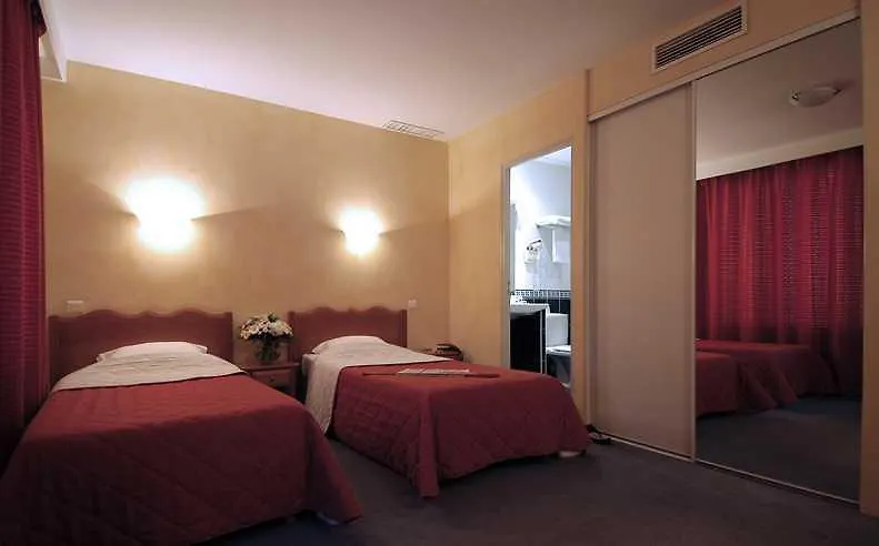 Kyriad Avignon - Palais Des Papes Hotel